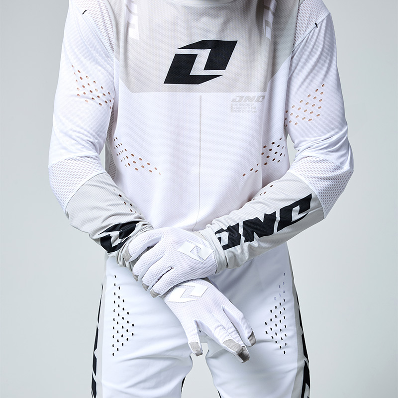 malliot one industries whit out blanc cross